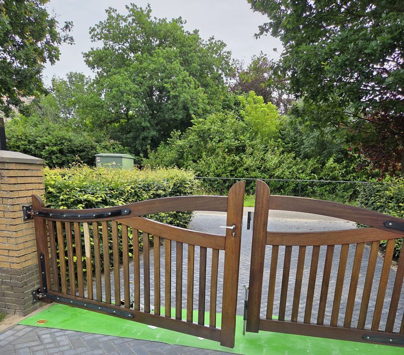 Houten tuinpoort, opnieuw beschermd